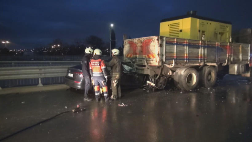 İstanbul&rsquo;da akıllara durgunluk veren kaza: Seyir halinde iken tekerlek &ccedil;ıktı: Kamyona ok gibi saplandı - Resim : 5