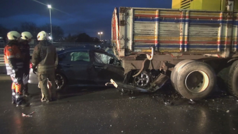 İstanbul&rsquo;da akıllara durgunluk veren kaza: Seyir halinde iken tekerlek &ccedil;ıktı: Kamyona ok gibi saplandı - Resim : 4