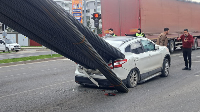 Ordu’da korku dolu anlar: İnşaat demirleri otomobile saplandı - Resim : 2