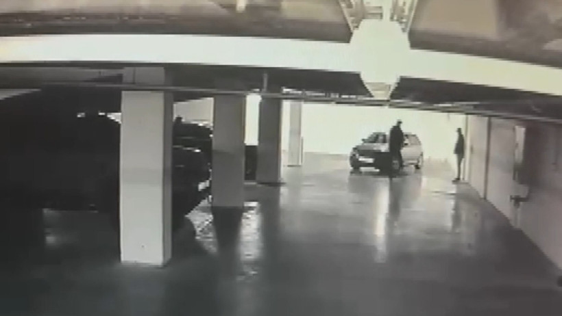 Hırsızların en kolay avı: 15 dakikada 300 kilo doları y&uuml;kleyip ka&ccedil;tılar: Bakırk&ouml;y&rsquo;deki l&uuml;ks sitenin otoparkındaki soygunun detayları &ccedil;ıktı - Resim : 1