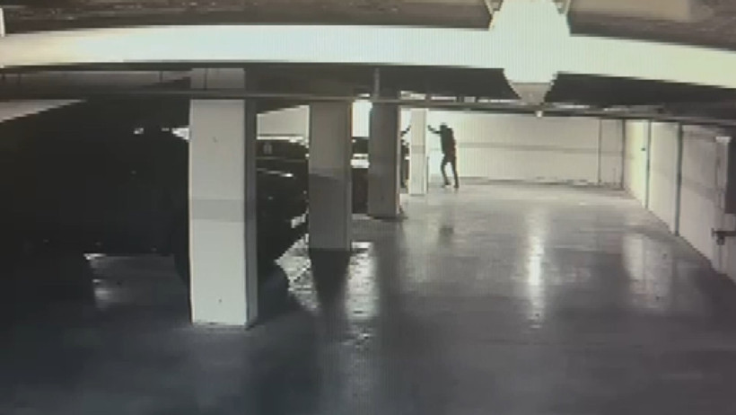 Hırsızların en kolay avı: 15 dakikada 300 kilo doları y&uuml;kleyip ka&ccedil;tılar: Bakırk&ouml;y&rsquo;deki l&uuml;ks sitenin otoparkındaki soygunun detayları &ccedil;ıktı - Resim : 5