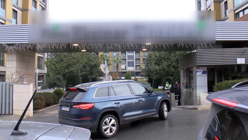 Hırsızların en kolay avı: 15 dakikada 300 kilo doları y&uuml;kleyip ka&ccedil;tılar: Bakırk&ouml;y&rsquo;deki l&uuml;ks sitenin otoparkındaki soygunun detayları &ccedil;ıktı - Resim : 6