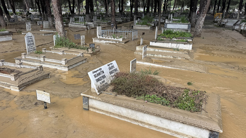 Aydın’da sağanak alarmı: Yol çöktü, evleri su bastı - Resim : 1