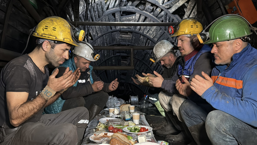 Zonguldak'ta maden işçileri ilk sahurlarını yerin metrelerce altında yaptı - Resim : 2