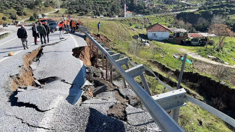 Aydın’da yağmur sonrası yol çöktü - Resim : 1