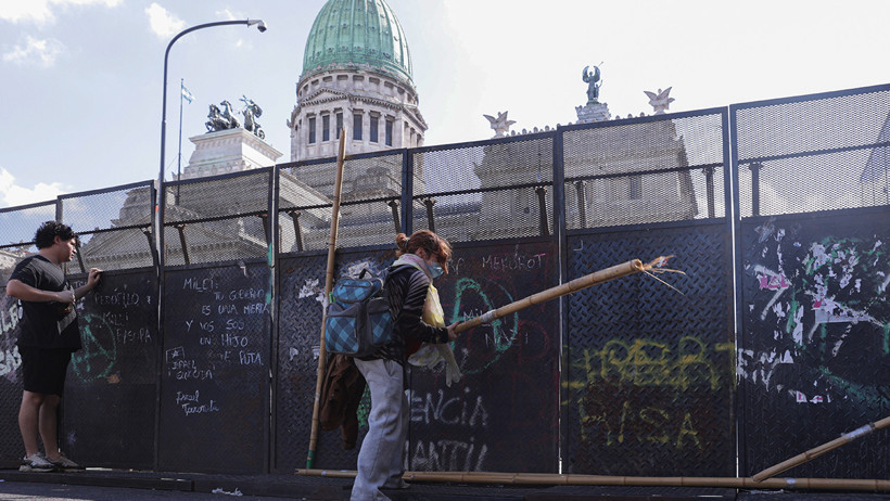 Milei h&uuml;k&uuml;metine genel grev darbesi: Başkentte reform gerilimi - Resim : 2