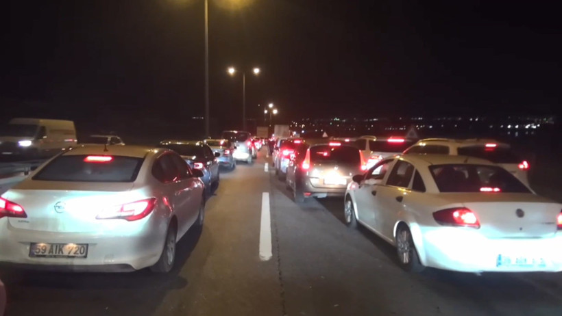 TEM&rsquo;de feci kaza: TIR bariyerleri bı&ccedil;ak gibi kesti: 1 - Resim : 4