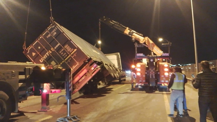 TEM&rsquo;de feci kaza: TIR bariyerleri bı&ccedil;ak gibi kesti: 1 - Resim : 5