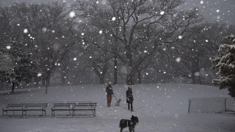 Münih Havalimanı’nda kar fırtınası: 500 yolcu uçakta mahsur kaldı - Resim : 1
