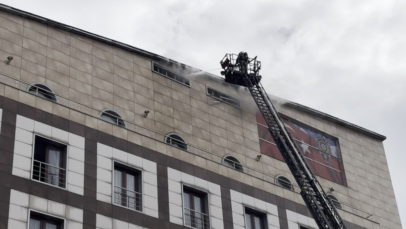 Merter Polisevi alevlere teslim oldu: Dumanlar binayı sardı - Resim : 2