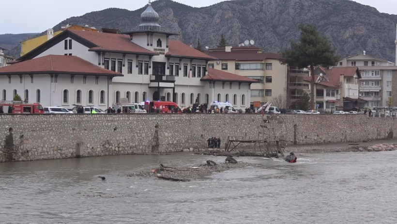 Amasya Yeşilırmak’ta dehşet anları: Anne ile kızı ölümle burun buruna geldi - Resim : 6