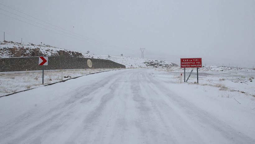 Niğde’de kar ve tipi yolları kapattı - Resim : 1
