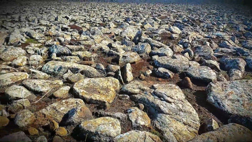 Volkanik taşların altından cephanelik çıktı - Resim : 4
