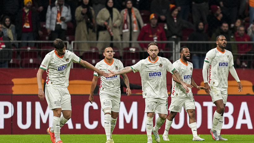 Galatasaray Alanyaspor karşısında 3 puanı 3 golle aldı - Resim : 1