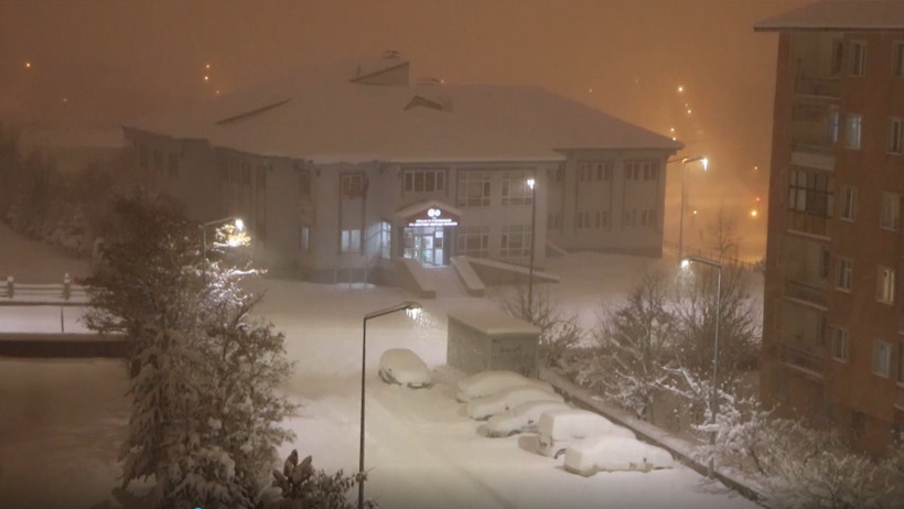 2004'ten sonra en büyüğü: Şehir merkezinde kar 60 santimi buldu - Resim : 1