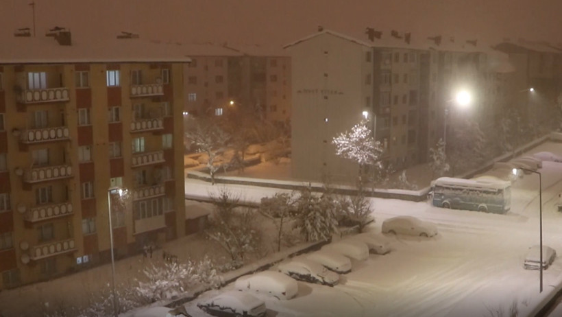 2004'ten sonra en büyüğü: Şehir merkezinde kar 60 santimi buldu - Resim : 3