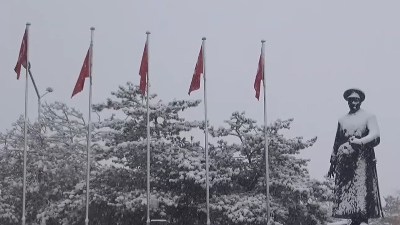 2004'ten sonra en büyüğü: Şehir merkezinde kar 60 santimi buldu - Resim : 5