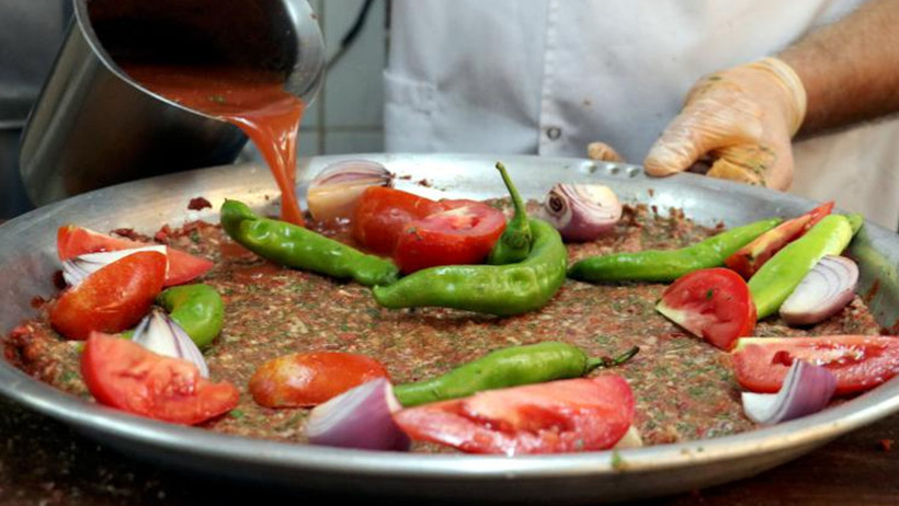 Yağlı kıymayla yapılan en lezzetli tepsi kebabı sırrı - Resim : 2