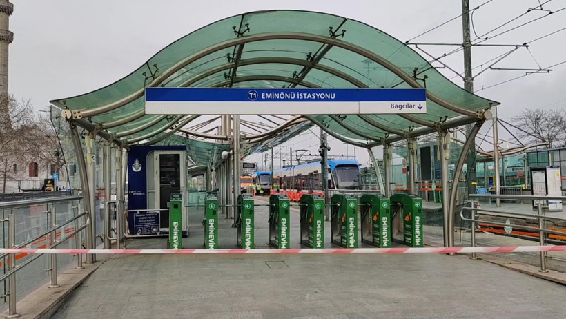 Tramvay raydan &ccedil;ıktı: İstanbul&rsquo;un kalbinde ulaşım durdu - Resim : 2