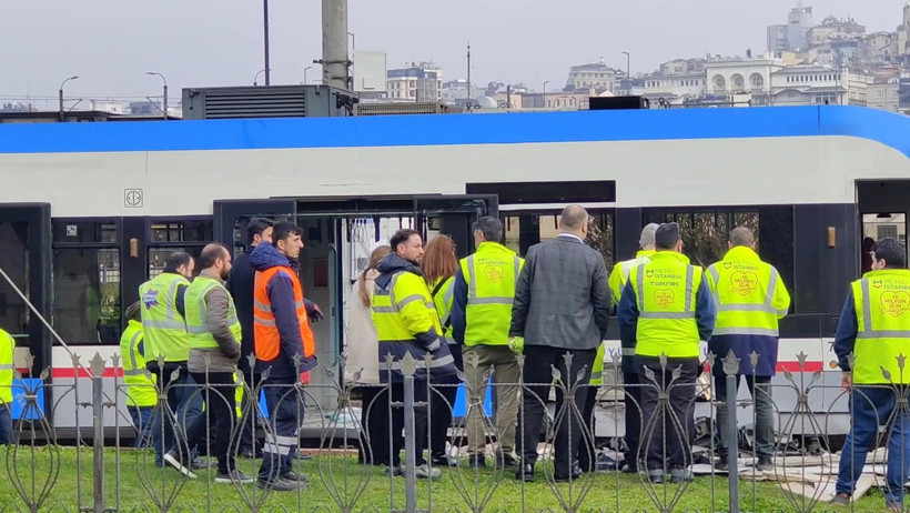 Tramvay raydan &ccedil;ıktı: İstanbul&rsquo;un kalbinde ulaşım durdu - Resim : 3