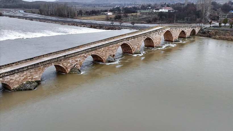 Kızılırmak'ın debisi yükseldi: Tarihi Şahruh Köprüsü'nün 8 kemeri suyla doldu - Resim : 1