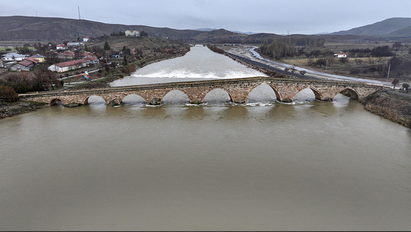 Kızılırmak'ın debisi yükseldi: Tarihi Şahruh Köprüsü'nün 8 kemeri suyla doldu - Resim : 2