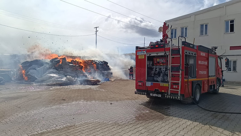 T&uuml;t&uuml;n fabrikasında yangın: Alevler her tarafı sardı - Resim : 2