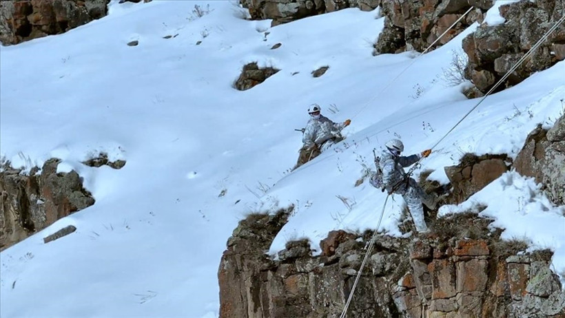İmkânsız diye bir şey yok: Mehmetçik karlı dağların delip geçiyor - Resim : 1