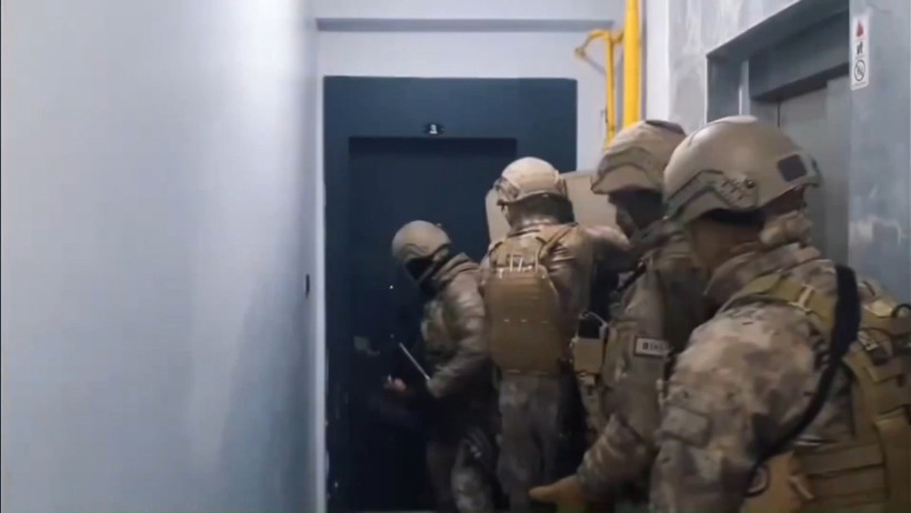 &Ouml;zel harekat kıyafeti giyip ev bastılar: Film senaryolarını aratmayacak olay - Resim : 2