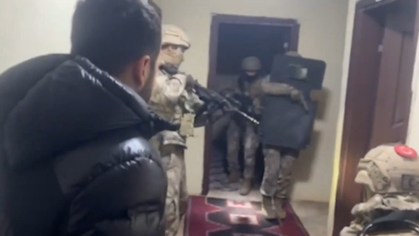 &Ouml;zel harekat kıyafeti giyip ev bastılar: Film senaryolarını aratmayacak olay - Resim : 3