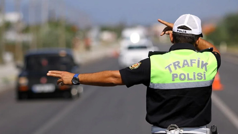 S&uuml;r&uuml;c&uuml;ler yasak olmasına rağmen kullanıyor: Neredeyse her ara&ccedil;ta mevcut ama 21 bin lira cezası var - Resim : 2