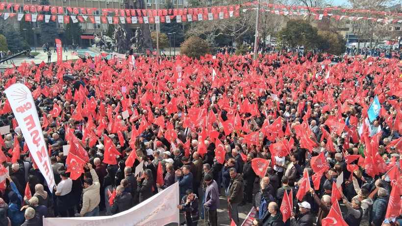 &Ouml;zg&uuml;r &Ouml;zel Uşak&rsquo;ta konuştu: Sefalete alışılmaz itiraz edilir - Resim : 3