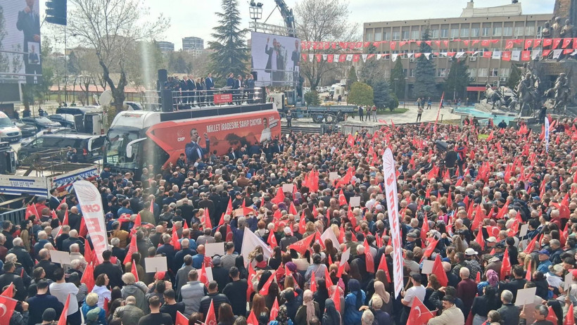 &Ouml;zg&uuml;r &Ouml;zel Uşak&rsquo;ta konuştu: Sefalete alışılmaz itiraz edilir - Resim : 2