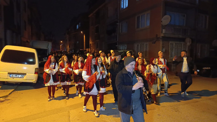 Bursalılar rumeli ritmiyle sahura kalktı: Hem oynadılar hem uyandırdılar - Resim : 2