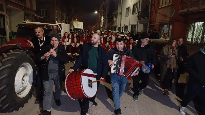 Bursalılar rumeli ritmiyle sahura kalktı: Hem oynadılar hem uyandırdılar - Resim : 3