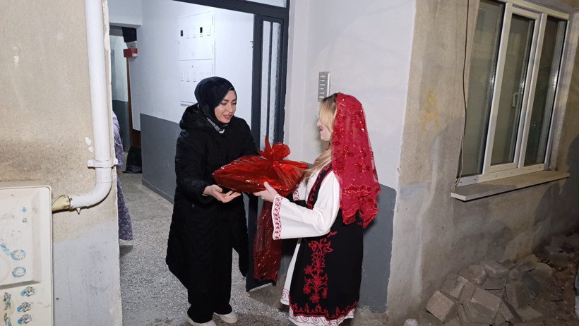 Bursalılar rumeli ritmiyle sahura kalktı: Hem oynadılar hem uyandırdılar - Resim : 1