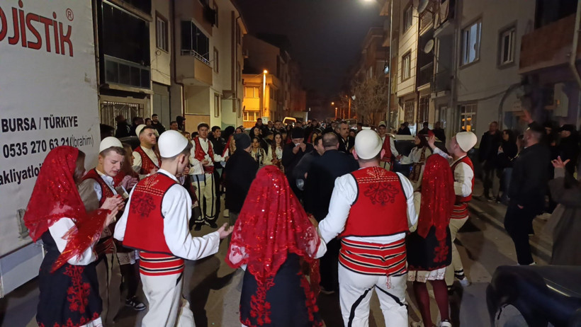 Bursalılar rumeli ritmiyle sahura kalktı: Hem oynadılar hem uyandırdılar - Resim : 5
