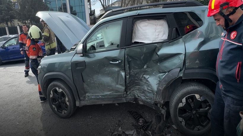 Avcılar’da ara sokaktan kontrolsüz çıkan araç kaza yaptı: 1 Yaralı - Resim : 2