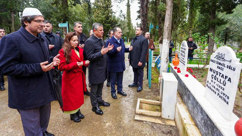 CHP lideri Özgür Özel, memleketinde kabir ziyaretlerinde bulundu - Resim : 2