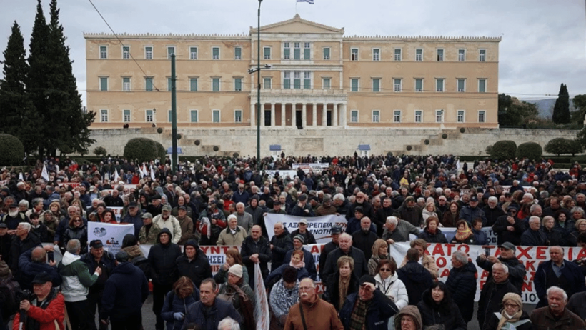 Emekliler sokağa indi: Atina'da emekliler zam talebiyle protesto düzenledi - Resim : 1