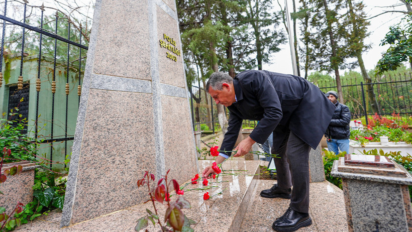 CHP lideri Özgür Özel, memleketinde kabir ziyaretlerinde bulundu - Resim : 3