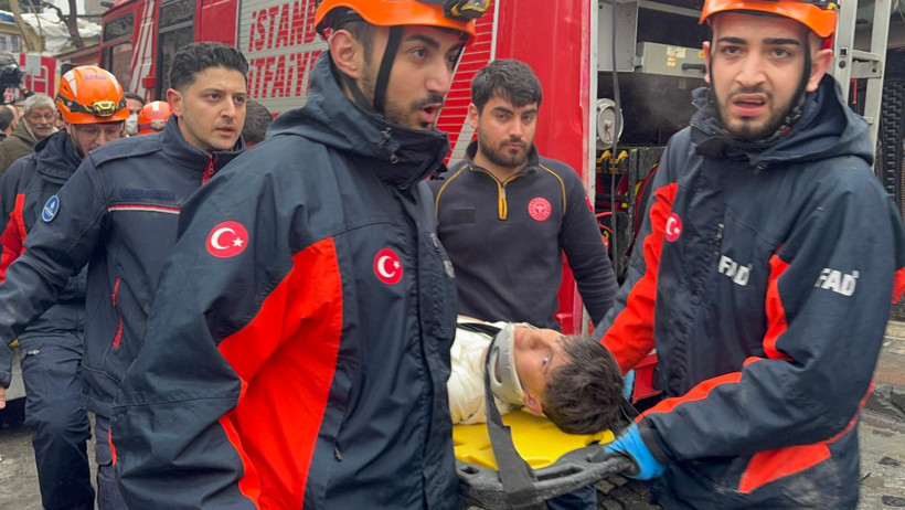İstanbul Fatih'te iki bina çöktü: Enkaz altından çıkarılan kişi hayatını kaybetti - Resim : 1