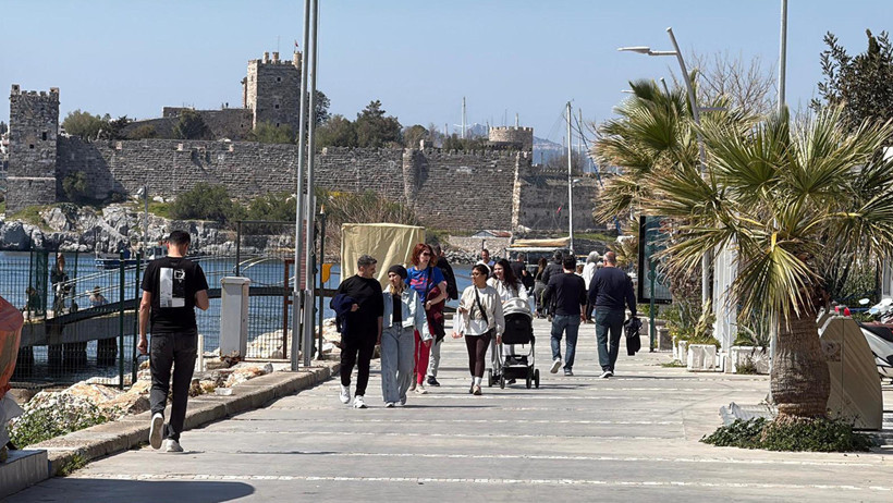 Yurdun bir kesimi donarken Bodrum'da vatandaş denize girdi - Resim : 1