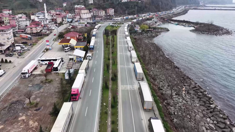 Sarp Sınır Kapısı&rsquo;nda bayram yoğunluğu: TIR kuyrukları oluştu - Resim : 1