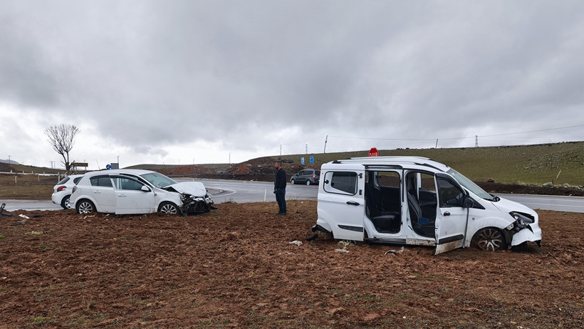 Bingöl’de trafik kazası: 13 kişi yaralandı - Resim : 1