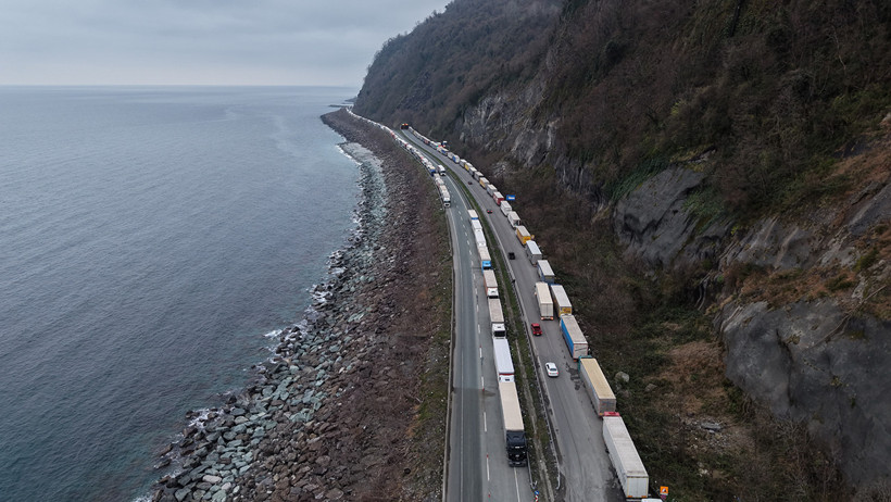 Sarp Sınır Kapısı&rsquo;nda bayram yoğunluğu: TIR kuyrukları oluştu - Resim : 2