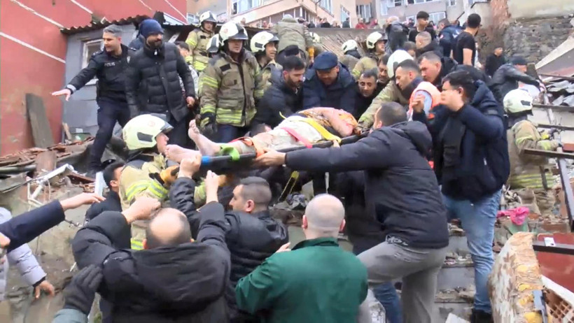 İstanbul Fatih'te iki bina çöktü: Enkaz altından çıkarılan kişi hayatını kaybetti - Resim : 2