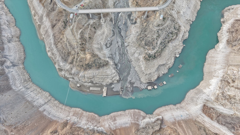 Artvin'de baraj altında kalan köy su seviyesi düşünce yeniden ortaya çıktı - Resim : 1