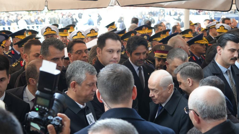 Cenaze töreninde dikkat çeken anlar: Özgür Özel Devlet Bahçeli'ye aracına kadar eşlik etti - Resim : 3