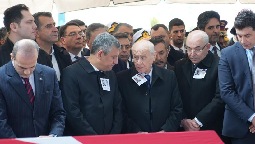 Cenaze töreninde dikkat çeken anlar: Özgür Özel Devlet Bahçeli'ye aracına kadar eşlik etti - Resim : 4